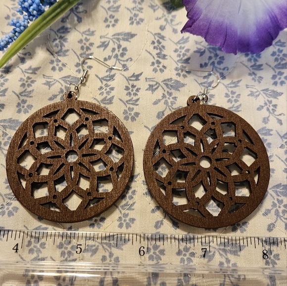 This listing is for a Beautiful pair of earrings. These earrings are great for a - Picture 7 of 13